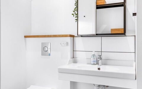 Eckhart - 30Km from the Sea: Pared, Arreglo De Tubería, Diseño De Interiores, Lavabo Del Baño, Baño, Lavabo, Piso, Grifo, Plomería, Espejo