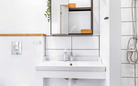 Eckhart - 30Km from the Sea: Arreglo De Tubería, Baño, Diseño De Interiores, Lavabo Del Baño, Piso, Espejo, Lavabo, Grifo, Plomería, Suelo