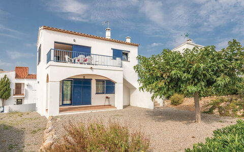 Garbinell i: Agua, Cielo, Planta, Nube, Edificio, Propiedad, Piscina, Ventana, Azur, Cuerpo De Agua