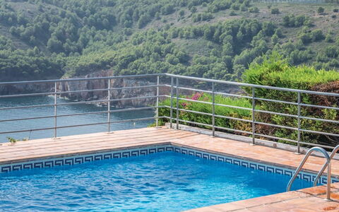 Garbinell i: Agua, Cielo, Planta, Nube, Edificio, Propiedad, Piscina, Ventana, Azur, Cuerpo De Agua