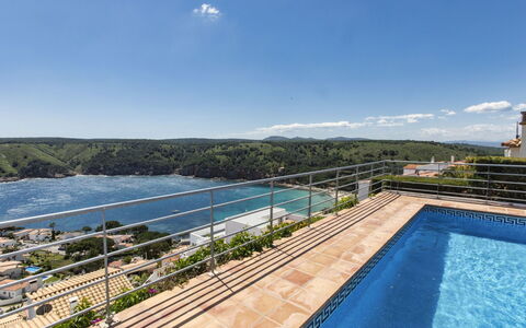 Garbinell i: Agua, Cielo, Planta, Nube, Edificio, Propiedad, Piscina, Ventana, Azur, Cuerpo De Agua