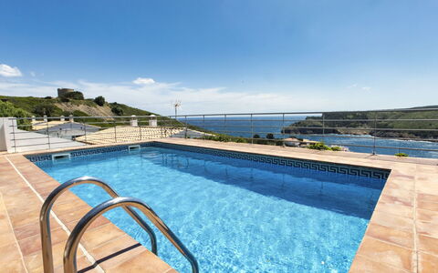 Garbinell i: Agua, Cielo, Planta, Nube, Edificio, Propiedad, Piscina, Ventana, Azur, Cuerpo De Agua
