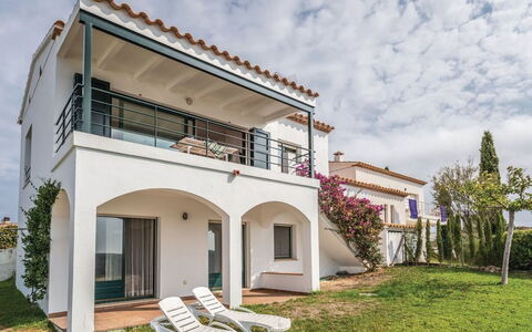 Mirador: Agua, Cielo, Planta, Nube, Edificio, Propiedad, Piscina, Ventana, Azur, Cuerpo De Agua