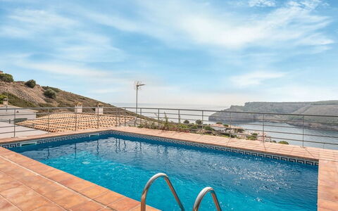 Mirador: Agua, Cielo, Planta, Nube, Edificio, Propiedad, Piscina, Ventana, Azur, Cuerpo De Agua