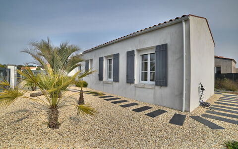 Les Salines: Agua, Cielo, Planta, Nube, Edificio, Propiedad, Piscina, Ventana, Azur, Cuerpo De Agua