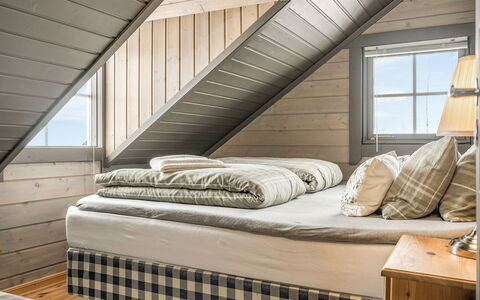 Saanaloma: Madera, Habitación, Cama, Diseño De Interiores, Mueble, Linos, Suelo, Piso, Lecho, Casa