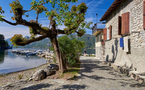 La Cascina: Agua, Cielo, Ventana, Planta, Edificio, Madera, Árbol, Lago, Casa, Superficie De La Carretera