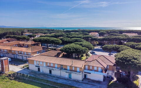 Appartamento la Cecinese: Cielo, Edificio, Nieve, Casa, Ventana, Árbol, Pendiente, Puerta, Congelación, Cabaña