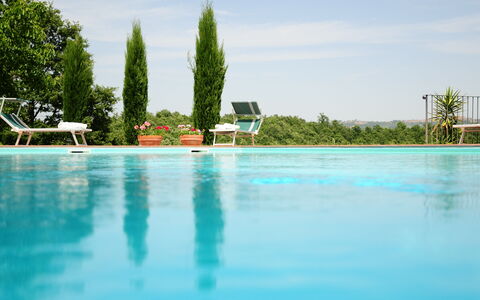 Casale Chieteno: Agua, Cielo, Nube, Piscina, Planta, Árbol, Paisaje Natural, Edificio, Ocio, Casa