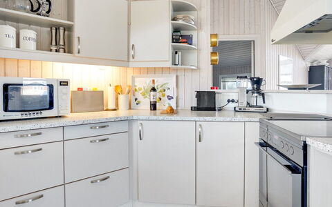 Dania - 300M from the Sea: Cocina, Aparato De Cocina, Mostrador, Diseño De Interiores, Electrodoméstico, Gabinetes, Piso, Techo, Electrodoméstico, Lámpara