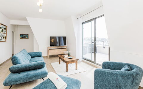 Dinard 219: Mueble, Departamento, Silla, Sala, Hotel, Sofá, Ático, La Luz Del Día, Suelos De Madera