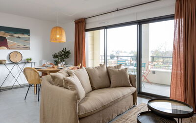 Dinard 219: Mesa, Mueble, Agua, Propiedad, Cielo, Edificio, Nube, Silla, Mesa Al Aire Libre, Mueble Para Exteriores