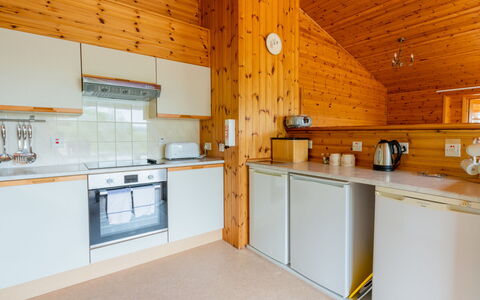 Drumnadrochit 120: Gabinetes, Mostrador, Aparato De Cocina, Cocina, Madera, Estufa De Cocina, Diseño De Interiores, Piso, Suelo, Edificio