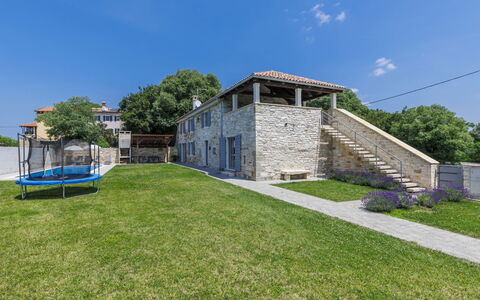 Villa Mirta: Cielo, Planta, Nube, Árbol, Edificio, El Terreno Del Lote, Hierba, Paisaje, Bienes Raíces, Cabaña