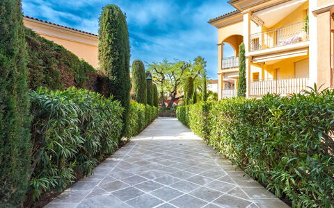 Saint-Tropez 540: Agua, Cielo, Edificio, Planta, Propiedad, Piscina, Azur, Árbol, Ventana, Casa
