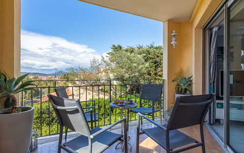 Le Clos Sainte Anne: Barrio Residencial, Arbusto, Casa, Jardín, Casa, El Terreno Del Lote, Techo, Sombra, Césped