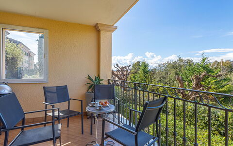Le Clos Sainte Anne: Barrio Residencial, Arbusto, Casa, Jardín, Casa, El Terreno Del Lote, Techo, Sombra, Césped