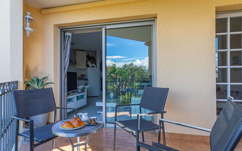 Le Clos Sainte Anne: Barrio Residencial, Arbusto, Casa, Jardín, Casa, El Terreno Del Lote, Techo, Sombra, Césped