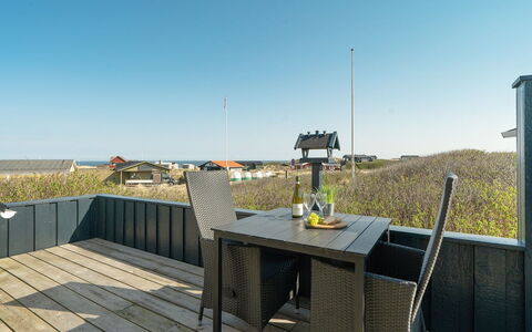Alvilde - 100M from the Sea: Mueble, Diseño De Interiores, Piso, Madera, Suelo, Techo, Suelos De Madera, Silla, Mesa, Encendiendo