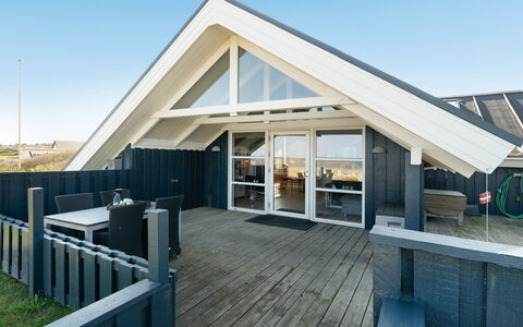 Alvilde - 100M from the Sea: Mueble, Diseño De Interiores, Piso, Madera, Suelo, Techo, Suelos De Madera, Silla, Mesa, Encendiendo