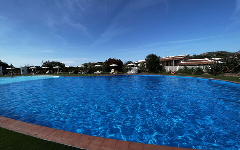 Lidia Capo Ceraso Resort: Agua, Cielo, Nube, Edificio, Piscina, Planta, Azul, Rectángulo, Casa, Paisaje Natural