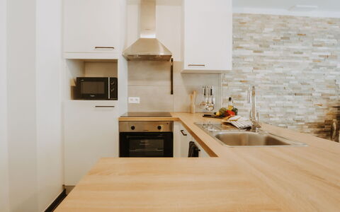 Oasi with Parking and Terrace: Gabinetes, Mostrador, Lavabo, Grifo, Madera, Cocina, Diseño De Interiores, Manchas De Madera, Piso, Cajón