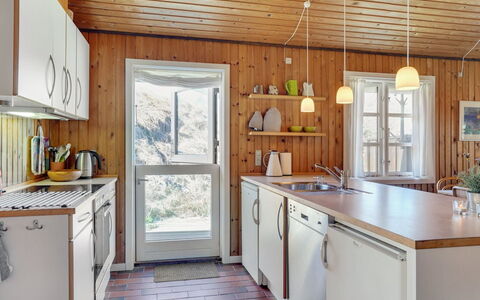 Solunka - 100M from the Sea: Cocina, Mostrador, Aparato De Cocina, Diseño De Interiores, Madera, Mueble, Electrodoméstico, Piso, Fregadero, Techo