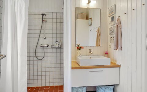 Solunka - 100M from the Sea: Baño, Pared, Arreglo De Tubería, Diseño De Interiores, Piso, Lavabo Del Baño, Suelo, Lavabo, Baño, Plomería