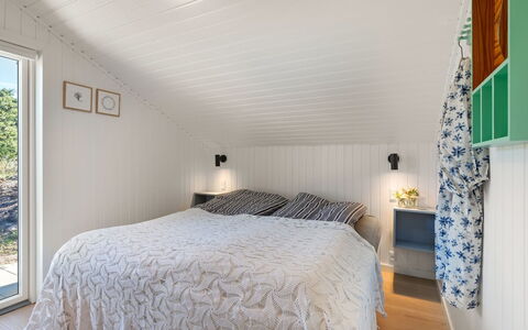 Nilda - 1Km from the Sea: Diseño De Interiores, Madera, Techo, Piso, Suelo, Habitación, Linos, Habitación, Cama, Encendiendo