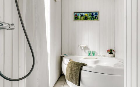 Sigrid - 400M from the Sea: Baño, Arreglo De Tubería, Bañera, Diseño De Interiores, Piso, Grifo, Plomería, Suelo, Lavabo, Lavabo Del Baño
