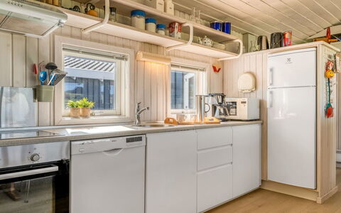 Sigrid - 400M from the Sea: Madera, Cocina, Diseño De Interiores, Electrodoméstico, Casa, Mostrador, Aparato De Cocina, Habitación, Techo, Manchas De Madera