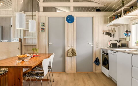 Sigrid - 400M from the Sea: Diseño De Interiores, Mueble, Madera, Cocina, Piso, Techo, Suelo, Mostrador, Lámpara, Habitación