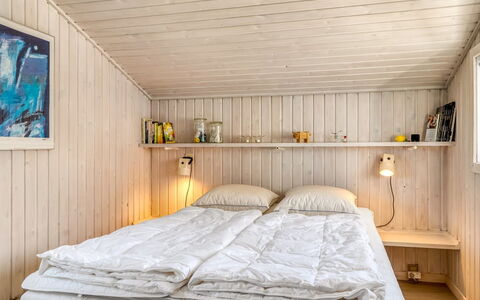 Sigrid - 400M from the Sea: Habitación, Madera, Cama, Diseño De Interiores, Sábana, Techo, Lecho, Suelo, Piso, Mueble