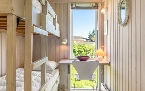 Sigrid - 400M from the Sea: Madera, Diseño De Interiores, Techo, Suelo, Manchas De Madera, Habitación, Cama, Lámpara, Silla, Madera Dura