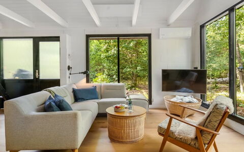 Olaf - 1.4Km from the Sea: Madera, Mueble, Diseño De Interiores, Sofá, Piso, Sala, Suelo, Casa, Techo