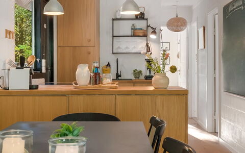Olaf - 1.4Km from the Sea: Mueble, Cocina, Mostrador, Diseño De Interiores, Madera, Lámpara, Habitación, Gabinetes, Cocina Y Comedor Mesa, Vajilla