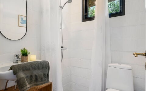 Olaf - 1.4Km from the Sea: Asiento Del Baño, Diseño De Interiores, Piso, Baño, Suelo, Baño, Arreglo De Tubería, Habitación, Plomería, Techo