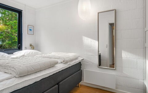 Olaf - 1.4Km from the Sea: Piso, Diseño De Interiores, Suelo, Techo, Habitación, Habitación, Lecho, Cama, Sábana, Marco De La Cama