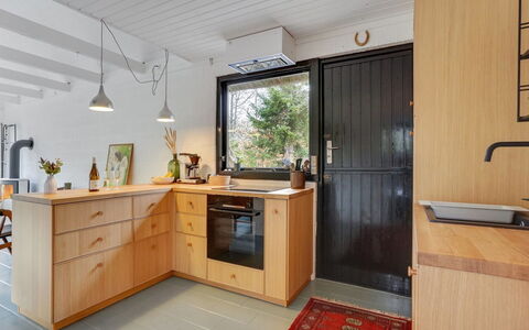 Olaf - 1.4Km from the Sea: Cocina, Mostrador, Madera, Aparato De Cocina, Gabinetes, Diseño De Interiores, Mueble, Arreglo De Tubería, Piso, Lavabo