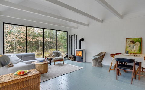 Olaf - 1.4Km from the Sea: Mueble, Piso, Pared, Madera, Diseño De Interiores, Suelo, Techo, Sala, Encendiendo, Casa