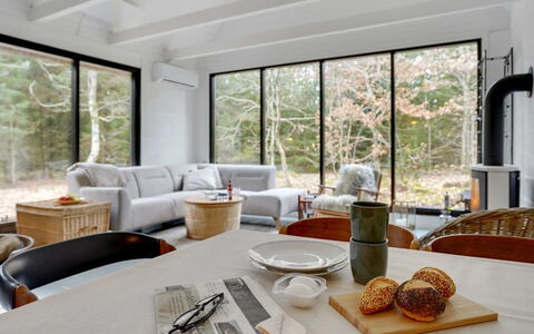 Olaf - 1.4Km from the Sea: Mueble, Diseño De Interiores, Madera, Piso, Techo, Habitación, Suelo, Mesa, Casa, Sala