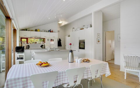 Aino - 1Km from the Sea: Mueble, Diseño De Interiores, Piso, Madera, Suelo, Techo, Suelos De Madera, Silla, Mesa, Encendiendo