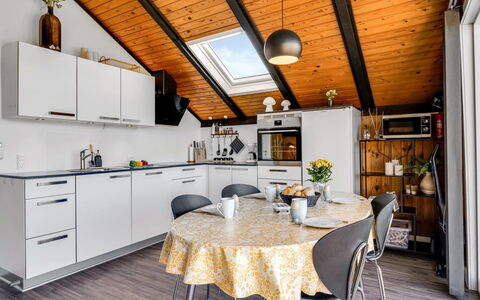 Agnesa - 1.5Km from the Sea: Cocina, Madera, Diseño De Interiores, Mostrador, Mueble, Piso, Techo, Electrodoméstico, Aparato De Cocina, Suelo