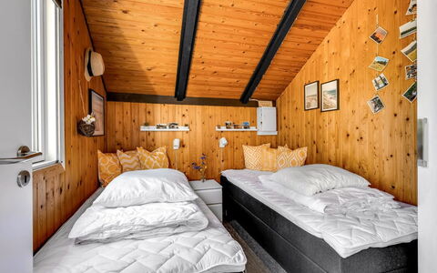 Agnesa - 1.5Km from the Sea: Habitación, Cama, Madera, Sábana, Lecho, Diseño De Interiores, Marco De La Cama, Suelo, Techo, Habitación