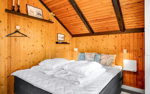Agnesa - 1.5Km from the Sea: Habitación, Cama, Madera, Sábana, Lecho, Marco De La Cama, Diseño De Interiores, Suelo, Techo, Linos