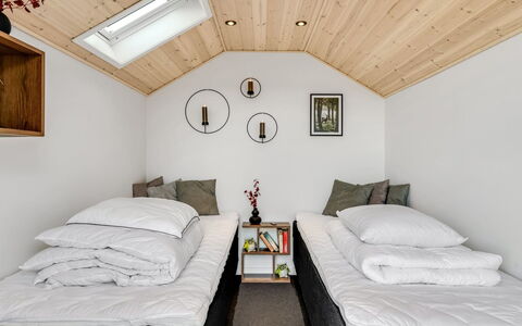 Agnesa - 1.5Km from the Sea: Habitación, Diseño De Interiores, Madera, Cama, Suelo, Piso, Techo, Mueble, Habitación, Lecho