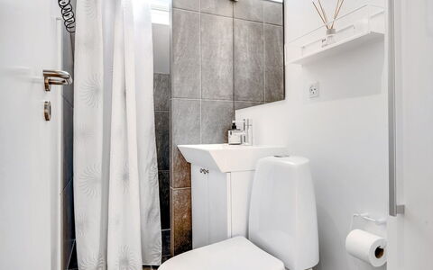 Agnesa - 1.5Km from the Sea: Arreglo De Tubería, Asiento Del Baño, Baño, Diseño De Interiores, Suelo, Piso, Baño, Lavabo, Plomería, Habitación