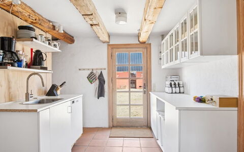 Elisabetha - 16Km from the Sea: Cocina, Piso, Mueble, Mostrador, Diseño De Interiores, Madera, Gabinetes, Suelo, Techo, Habitación