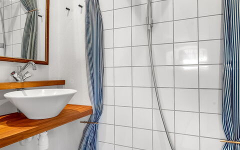 Elisabetha - 16Km from the Sea: Arreglo De Tubería, Baño, Diseño De Interiores, Plomería, Grifo, Lavabo Del Baño, Lavabo, Loseta, Cortina, Cortina De La Ducha