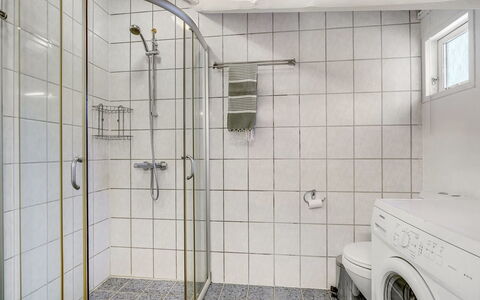 Hailka: Arreglo De Tubería, Piso, Baño, Diseño De Interiores, Suelo, Plomería, Ducha, Baño, Loseta, Techo